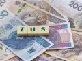 ZUS na działalności. Litery ZUS ułożone na polskich banknotach, symbolizujące koszty prowadzenia firmy i zwolnienie lekarskie.