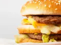 Podwójny burger z serem i sałatą, idealny po całym dniu pracy. Ciekawe, ile zarabia pracownik McDonald's za takie pyszności.