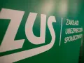 Logo ZUS na zielonym tle. Czas oczekiwania na L4 może być długi, ale ZUS zajmuje się ubezpieczeniami społecznymi.