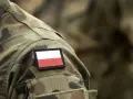 Na mundurze żołnierza naszywka z flagą Polski. Czy wojsko liczy się do stażu pracy? Służba to doświadczenie.