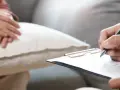 Rozmowa z psychiatrą, notowanie objawów i planowanie leczenia. L4 od psychiatry to czas na regenerację i powrót do zdrowia.
