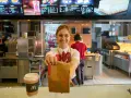 Ile zarabia pracownik McDonald's? Zaskakujące różnice w wynagrodzeniach