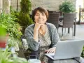 Kobieta przy laptopie zastanawia się, ile czasu ma pracodawca na zgłoszenie pracownika do ZUS.
