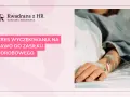 Ręka pacjenta w szpitalnym łóżku z wenflonem. Kiedy nie ma okresu wyczekiwania na prawo do zasiłku chorobowego.