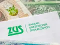 ZUS i polskie banknoty. Dokumenty związane z wypłatą świadczeń, gdy dwóch pracodawców musi zmierzyć się z kwestią zwolnienia lekarskiego.