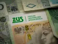 ZUS i polskie banknoty. Czy zasiłek rehabilitacyjny wlicza się do stażu pracy?
