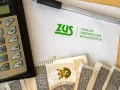 Kalkulator, pieniądze i dokument ZUS. Obliczanie ile wypłaty na L4 to ważna sprawa.