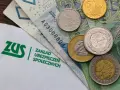 ZUS i polskie pieniądze. Kto w Polsce nie płaci składek emerytalnych, ten może mieć problem z przyszłością.