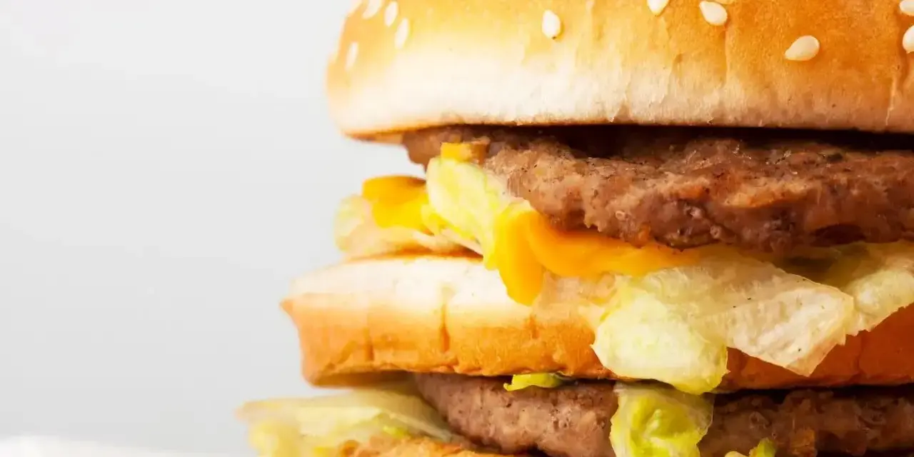Podwójny burger z serem i sałatą, idealny po całym dniu pracy. Ciekawe, ile zarabia pracownik McDonald's za takie pyszności.