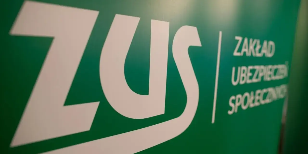 Logo ZUS na zielonym tle. Czas oczekiwania na L4 może być długi, ale ZUS zajmuje się ubezpieczeniami społecznymi.