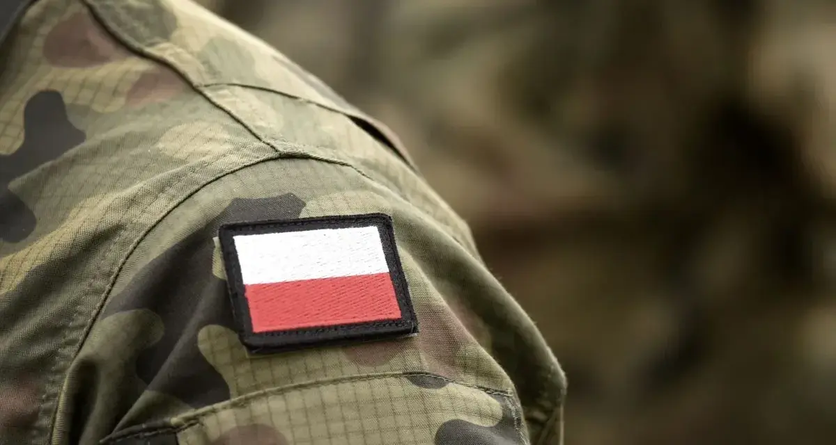 Na mundurze żołnierza naszywka z flagą Polski. Czy wojsko liczy się do stażu pracy? Służba to doświadczenie.
