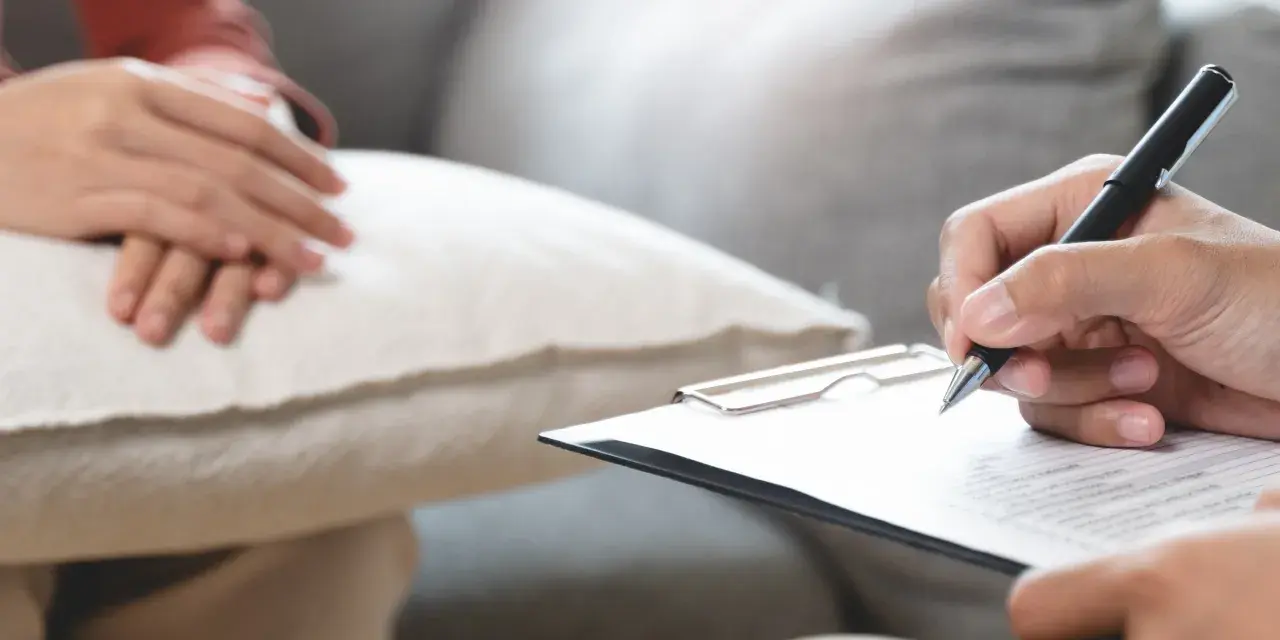 Rozmowa z psychiatrą, notowanie objawów i planowanie leczenia. L4 od psychiatry to czas na regenerację i powrót do zdrowia.