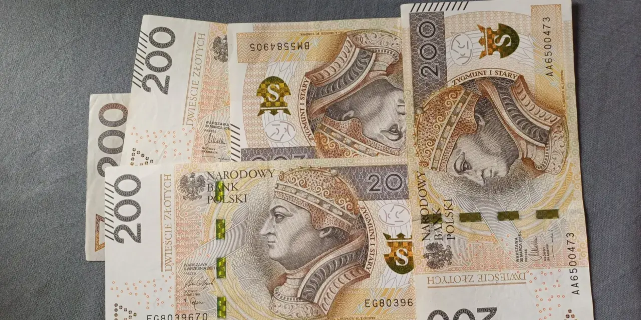Polskie banknoty 200 zł. Kto nie płaci składkę zdrowotną w Polsce, może mieć takie pieniądze, ale nie na leczenie.
