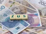 ZUS na działalności. Litery ZUS ułożone na polskich banknotach, symbolizujące koszty prowadzenia firmy i zwolnienie lekarskie.