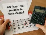 Ręka trzyma kartkę z napisem "Jak liczyć dni zwolnienia lekarskiego?". Obok kalendarz z zaznaczonym dniem 21 i kalkulator.
