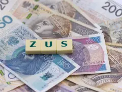 ZUS na działalności. Litery ZUS ułożone na polskich banknotach, symbolizujące koszty prowadzenia firmy i zwolnienie lekarskie.