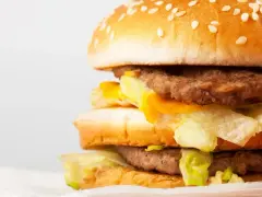 Podwójny burger z serem i sałatą, idealny po całym dniu pracy. Ciekawe, ile zarabia pracownik McDonald's za takie pyszności.
