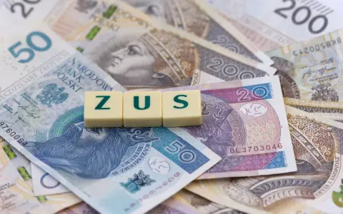 ZUS na działalności. Litery ZUS ułożone na polskich banknotach, symbolizujące koszty prowadzenia firmy i zwolnienie lekarskie.