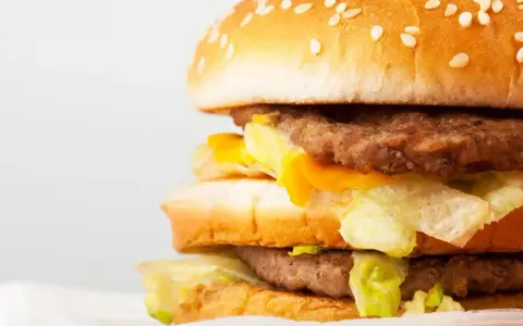 Podwójny burger z serem i sałatą, idealny po całym dniu pracy. Ciekawe, ile zarabia pracownik McDonald's za takie pyszności.