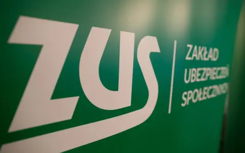 Logo ZUS na zielonym tle. Czas oczekiwania na L4 może być długi, ale ZUS zajmuje się ubezpieczeniami społecznymi.