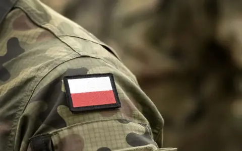 Na mundurze żołnierza naszywka z flagą Polski. Czy wojsko liczy się do stażu pracy? Służba to doświadczenie.