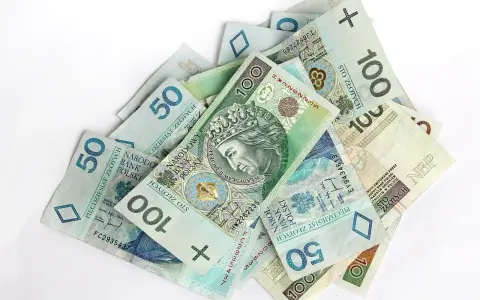 Stos banknotów 50 i 100 zł. Czy premia uznaniowa może pokryć koszty chorobowe?