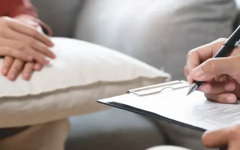 Rozmowa z psychiatrą, notowanie objawów i planowanie leczenia. L4 od psychiatry to czas na regenerację i powrót do zdrowia.