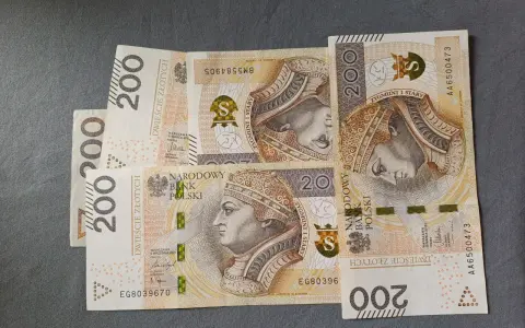 Polskie banknoty 200 zł. Kto nie płaci składkę zdrowotną w Polsce, może mieć takie pieniądze, ale nie na leczenie.