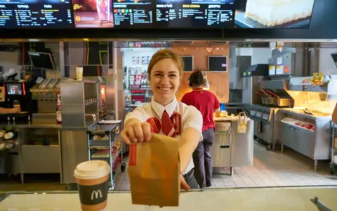 Ile zarabia pracownik McDonald's? Zaskakujące różnice w wynagrodzeniach
