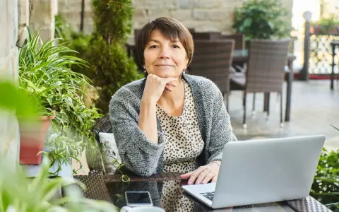 Kobieta przy laptopie zastanawia się, ile czasu ma pracodawca na zgłoszenie pracownika do ZUS.