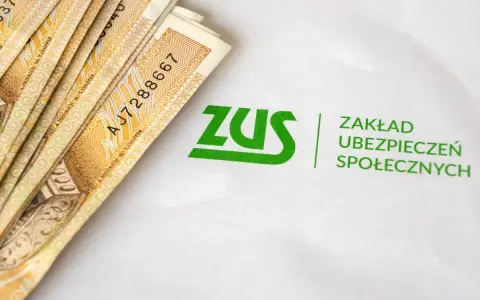 Pieniądze i logo ZUS. Symbolizują wsparcie finansowe podczas pobytu w szpitalu w trakcie świadczenia rehabilitacyjnego.