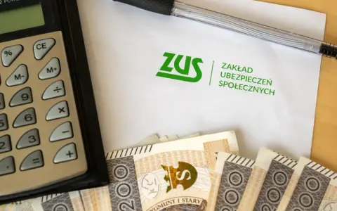 Kalkulator, pieniądze i dokument ZUS. Obliczanie ile wypłaty na L4 to ważna sprawa.