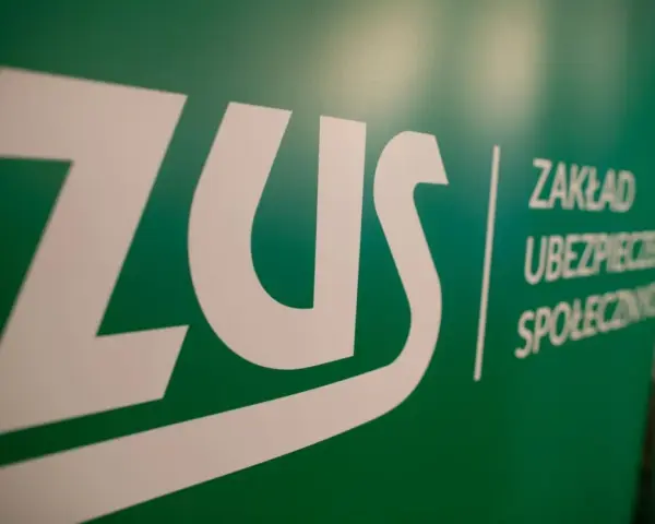 Logo ZUS na zielonym tle. Czas oczekiwania na L4 może być długi, ale ZUS zajmuje się ubezpieczeniami społecznymi.