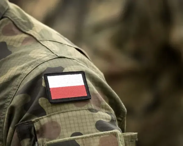 Na mundurze żołnierza naszywka z flagą Polski. Czy wojsko liczy się do stażu pracy? Służba to doświadczenie.