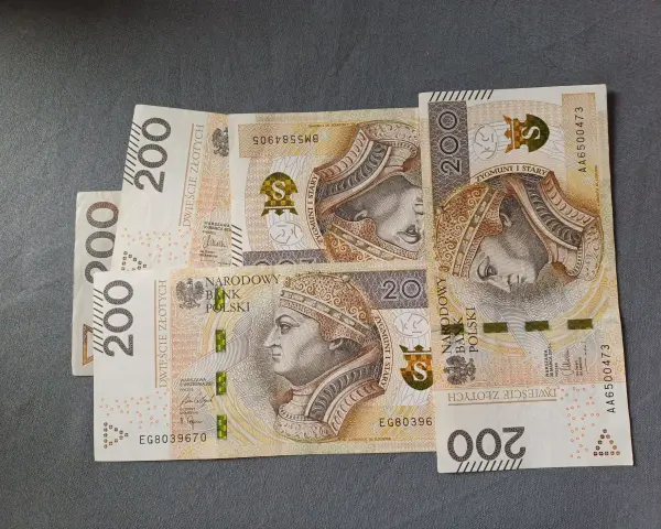 Polskie banknoty 200 zł. Kto nie płaci składkę zdrowotną w Polsce, może mieć takie pieniądze, ale nie na leczenie.
