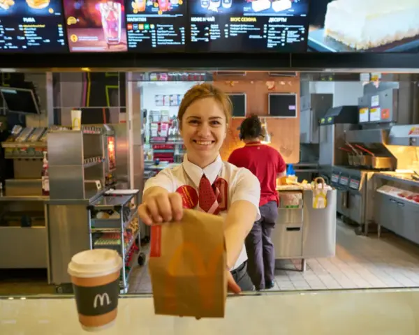 Ile zarabia pracownik McDonald's? Zaskakujące różnice w wynagrodzeniach