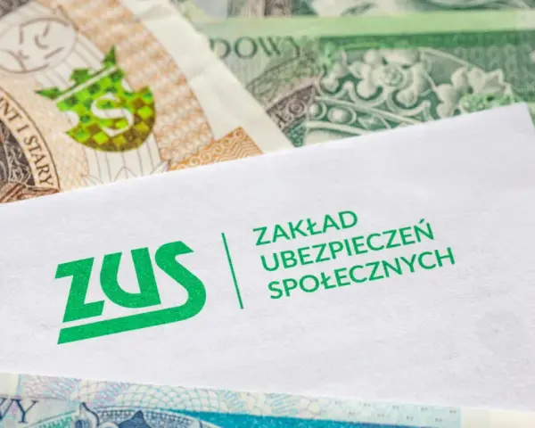 ZUS i polskie banknoty. Dokumenty związane z wypłatą świadczeń, gdy dwóch pracodawców musi zmierzyć się z kwestią zwolnienia lekarskiego.