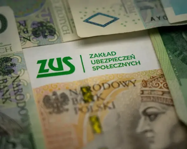 ZUS i polskie banknoty. Czy zasiłek rehabilitacyjny wlicza się do stażu pracy?