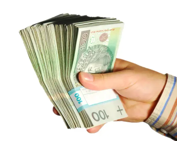 Dłoń trzyma plik banknotów 100 zł. Taka kwota z ubezpieczenia chorobowego przysługuje w wielu sytuacjach.