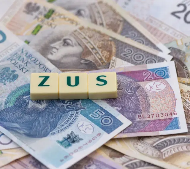 ZUS na działalności. Litery ZUS ułożone na polskich banknotach, symbolizujące koszty prowadzenia firmy i zwolnienie lekarskie.