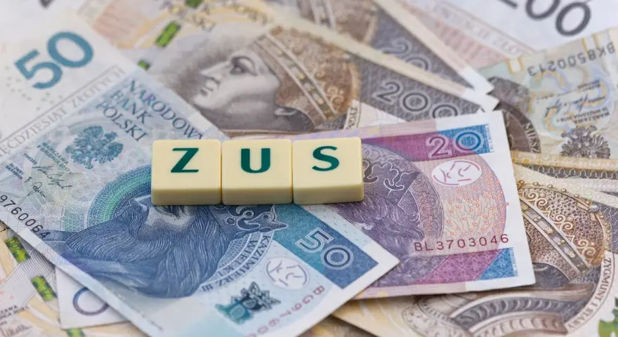 ZUS na działalności. Litery ZUS ułożone na polskich banknotach, symbolizujące koszty prowadzenia firmy i zwolnienie lekarskie.