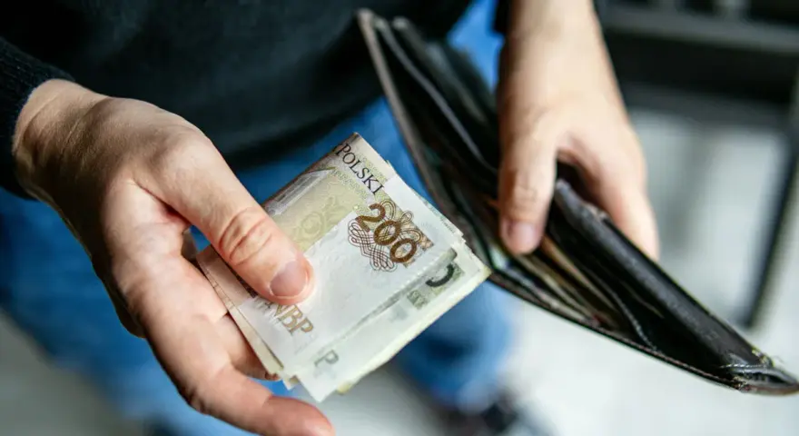 Kiedy ZUS płaci za L4? Poznaj ważne zasady i terminy wypłaty