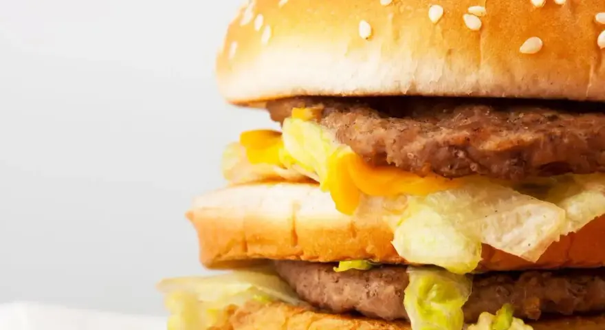 Podwójny burger z serem i sałatą, idealny po całym dniu pracy. Ciekawe, ile zarabia pracownik McDonald's za takie pyszności.