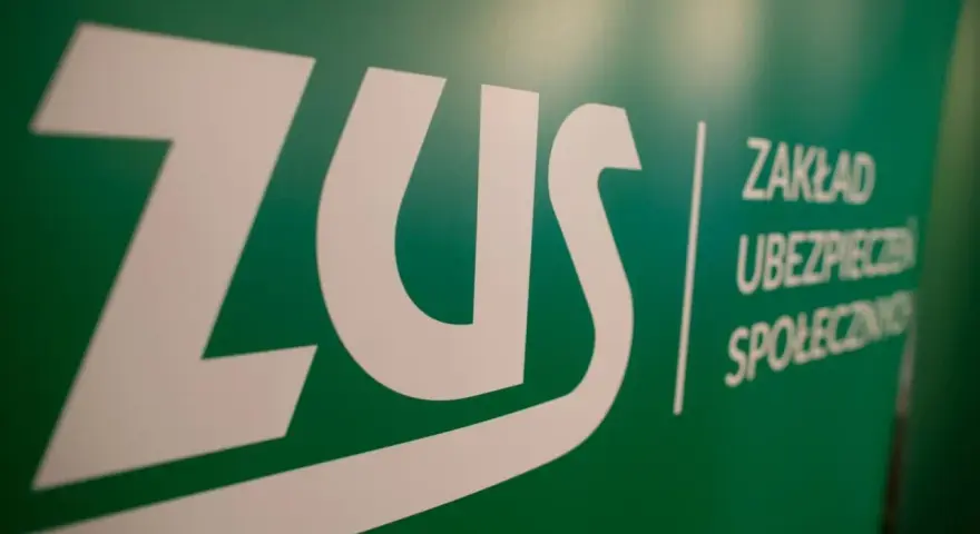 Logo ZUS na zielonym tle. Czas oczekiwania na L4 może być długi, ale ZUS zajmuje się ubezpieczeniami społecznymi.