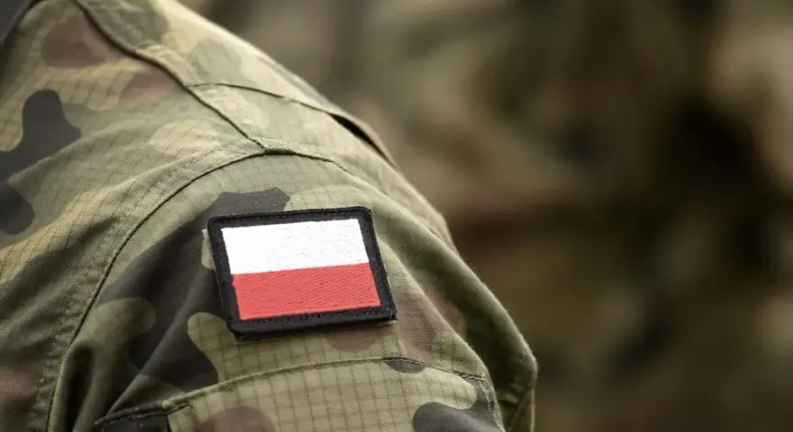 Na mundurze żołnierza naszywka z flagą Polski. Czy wojsko liczy się do stażu pracy? Służba to doświadczenie.