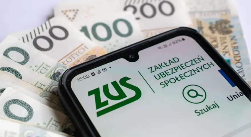 ZUS na telefonie i polskie banknoty. Czy umowa zlecenie chroni przed wypadkiem w pracy?