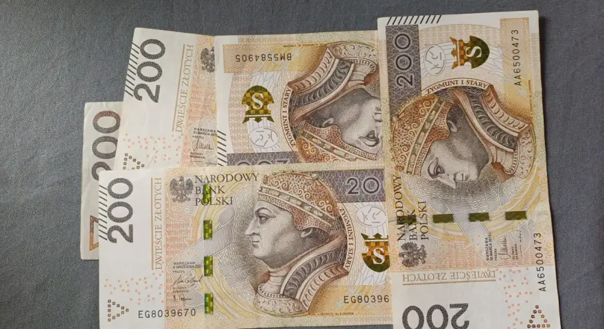 Polskie banknoty 200 zł. Kto nie płaci składkę zdrowotną w Polsce, może mieć takie pieniądze, ale nie na leczenie.