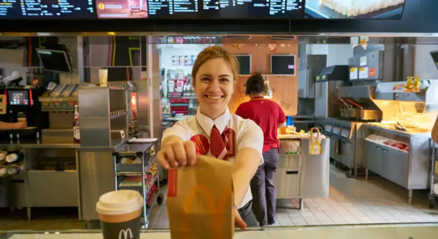 Ile zarabia pracownik McDonald's? Zaskakujące różnice w wynagrodzeniach