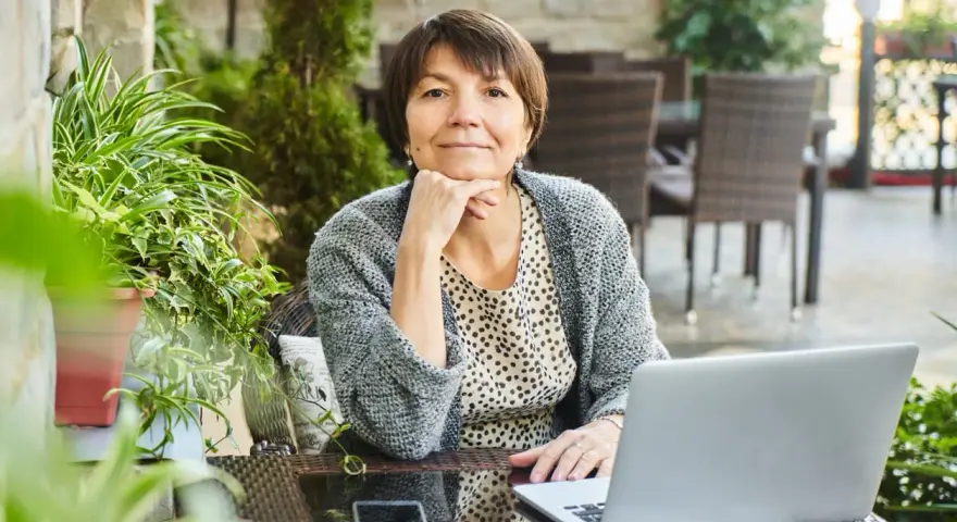 Kobieta przy laptopie zastanawia się, ile czasu ma pracodawca na zgłoszenie pracownika do ZUS.