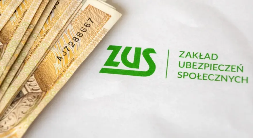 Pieniądze i logo ZUS. Symbolizują wsparcie finansowe podczas pobytu w szpitalu w trakcie świadczenia rehabilitacyjnego.